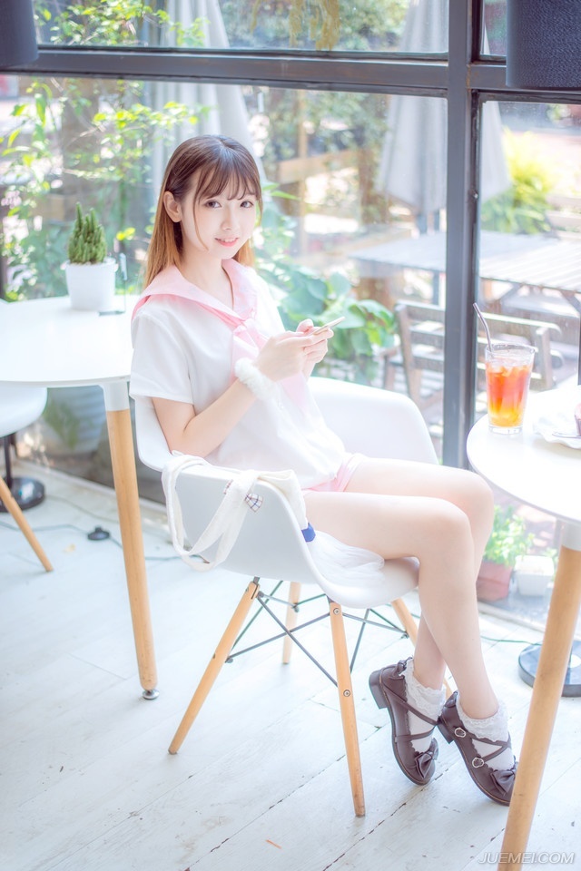 真正的朋友，不是得意时有多少人追捧，而是在失意时愿意无求的帮助；真正的感情，不是海枯石烂的甜言蜜语，而是在穷困潦倒时愿随你颠沛流离。很多时候，人在最深的绝望里，能看到的往往是最美的风景！